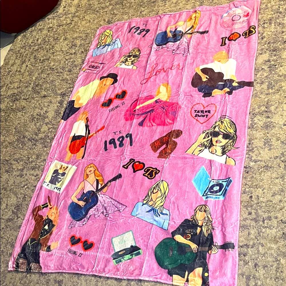 NWOT Taylor Swift Pink Graphic Blanket